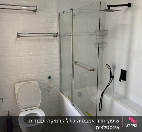 חדר אמבטיה עם אריחים לבנים, מקלחון זכוכית וברז שחור